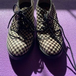 MICHAEL KORS SIZE 7 BLACK AND WHITE SHOES